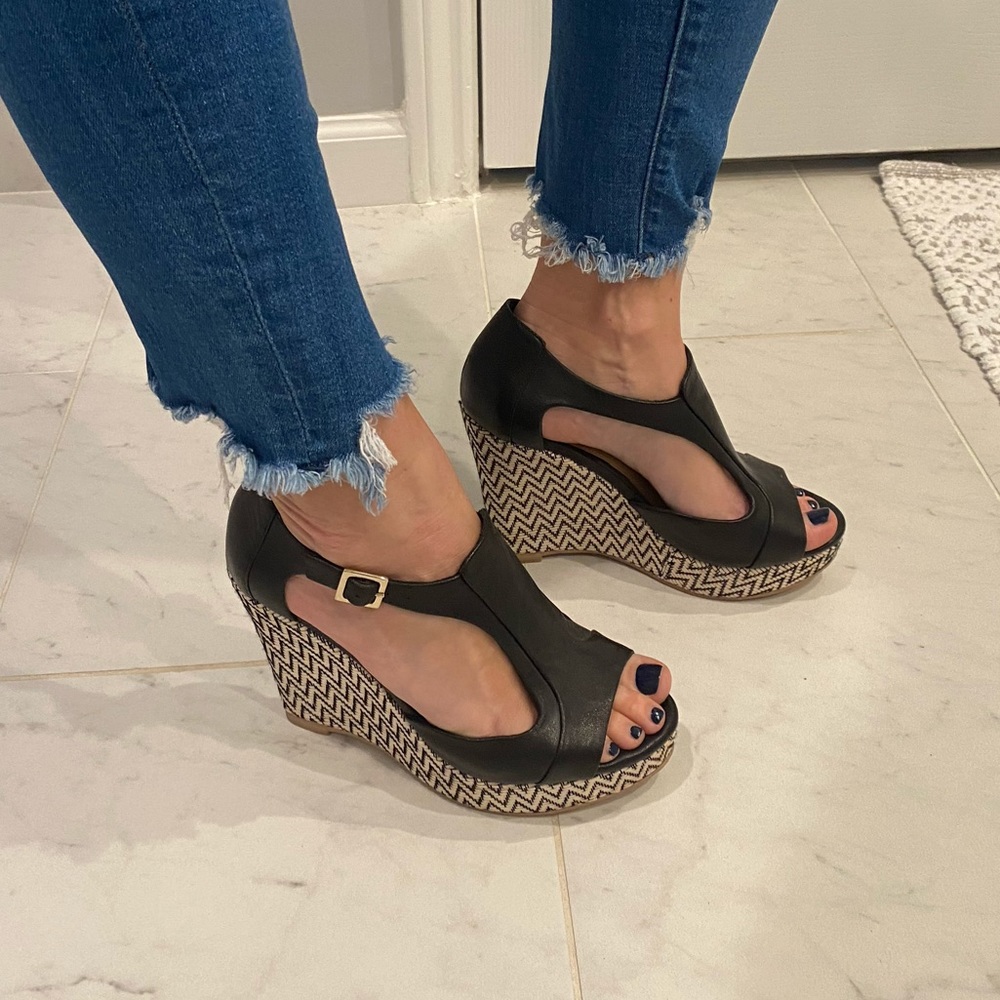 Elaine Turner sz 7 black wedges with pattern